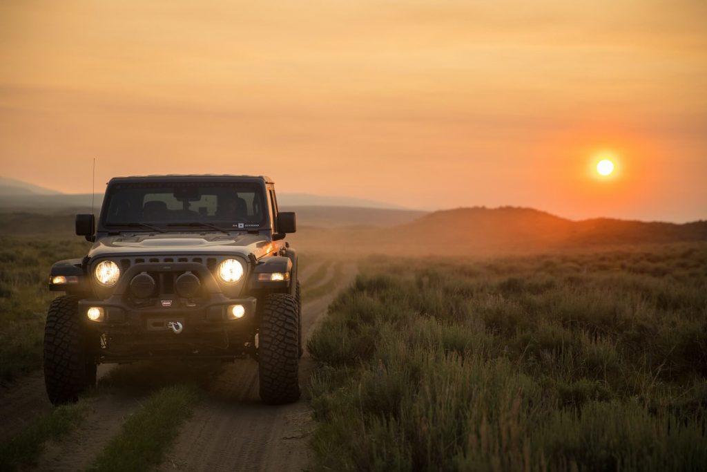 Un vehículo Jeep robusto y resistente, que evoca el sentido de la aventura, las capacidades todoterreno y la exploración al aire libre