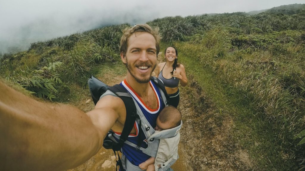 Una familia de viaje tomándose un selfie